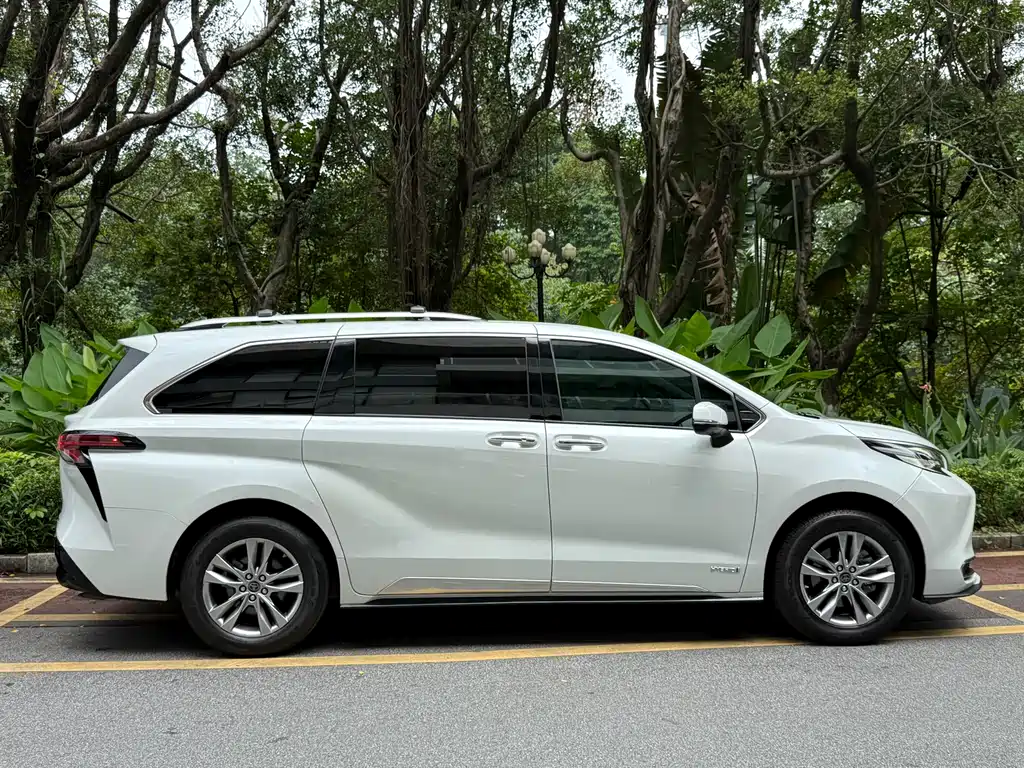 Toyota Sienna 2022 — фото 5