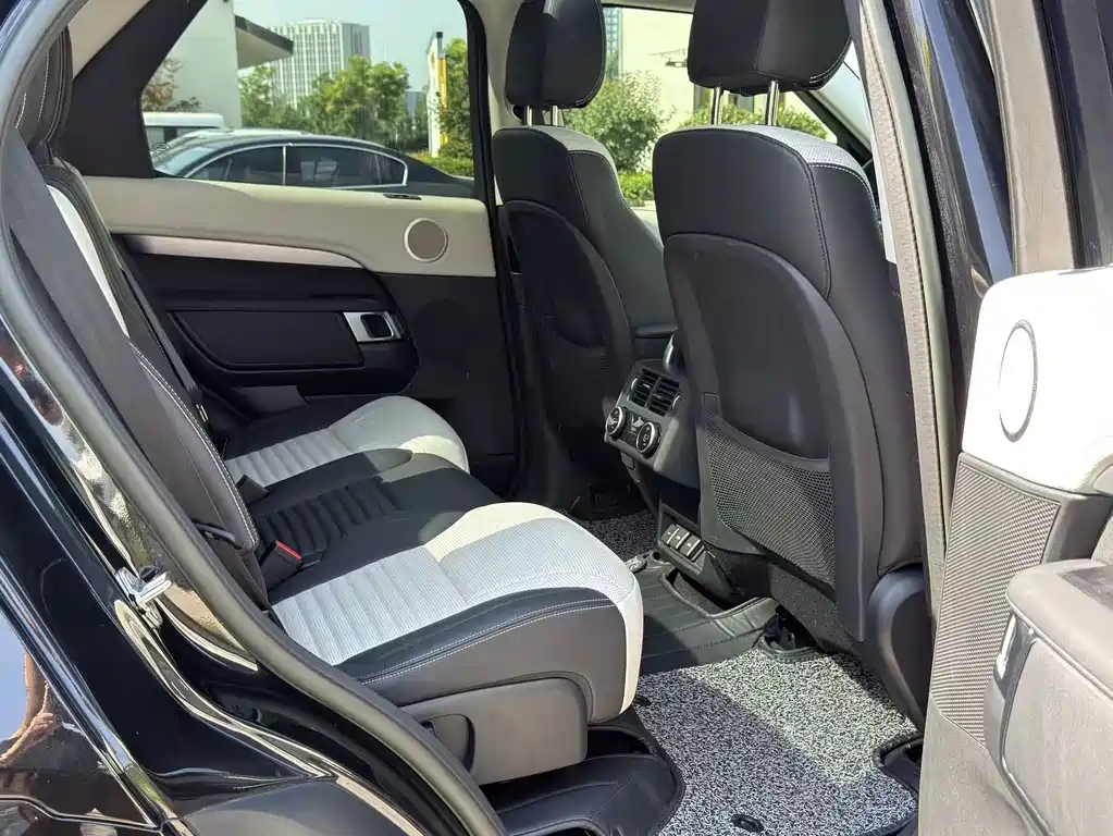 Land Rover Discovery 2023 — фото 10