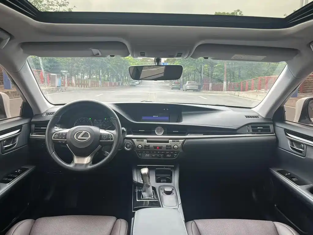 Lexus ES 2018 — фото 10