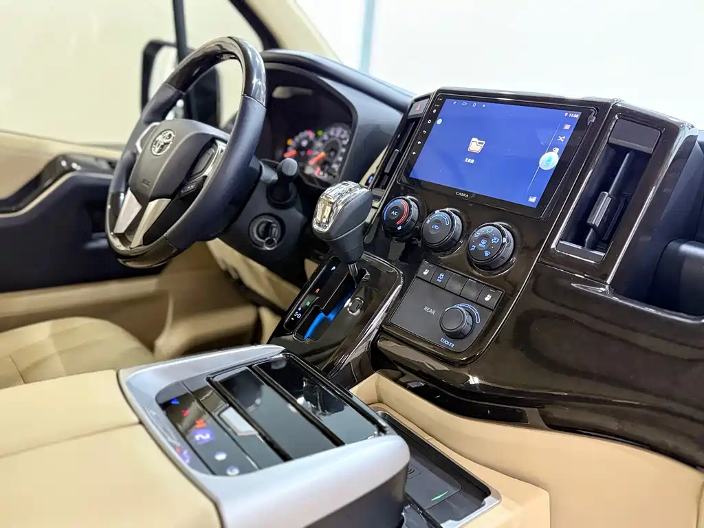 Toyota Hiace 2023 — фото 7