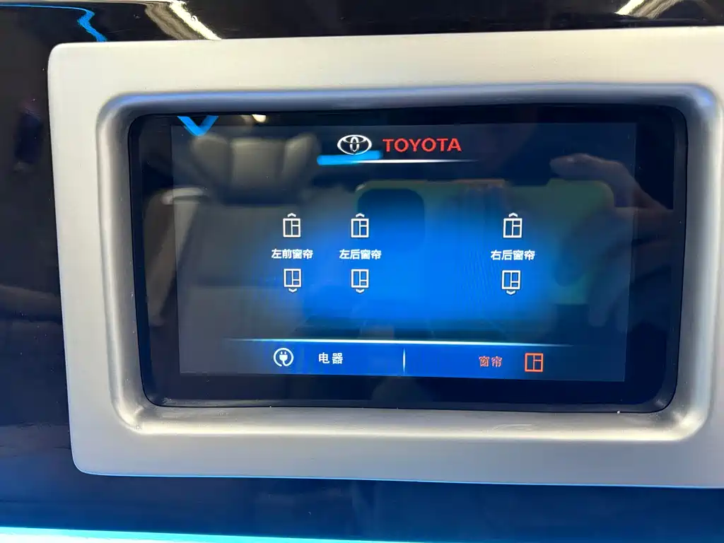 Toyota Hiace 2023 — фото 11