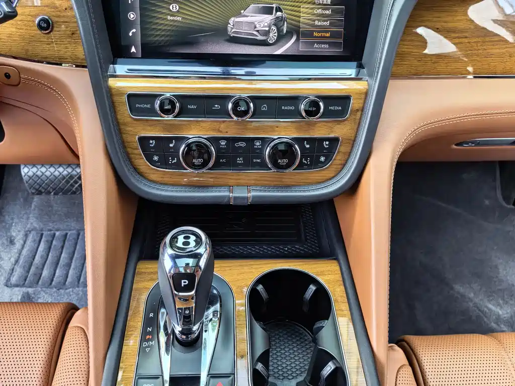 Bentley Bentayga 2021 — фото 17