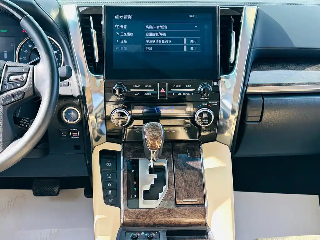 Toyota Alphard 2023 — фото 29