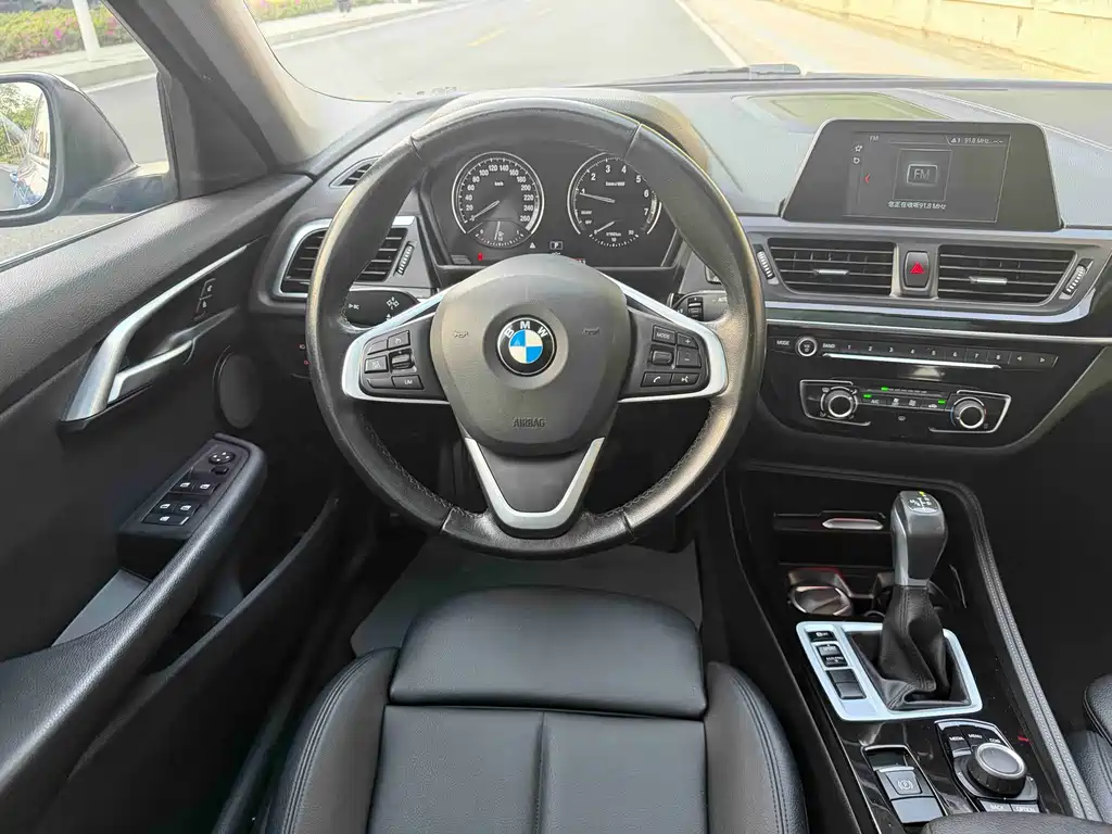BMW 1 Series 2018 — фото 9