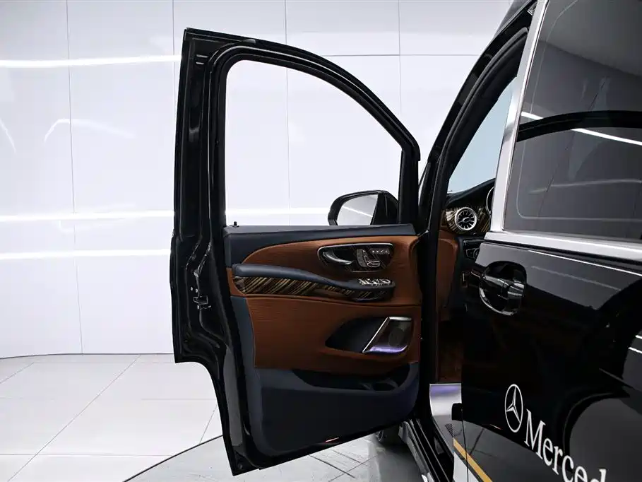 Mercedes-Benz V-Class 2023 — фото 11