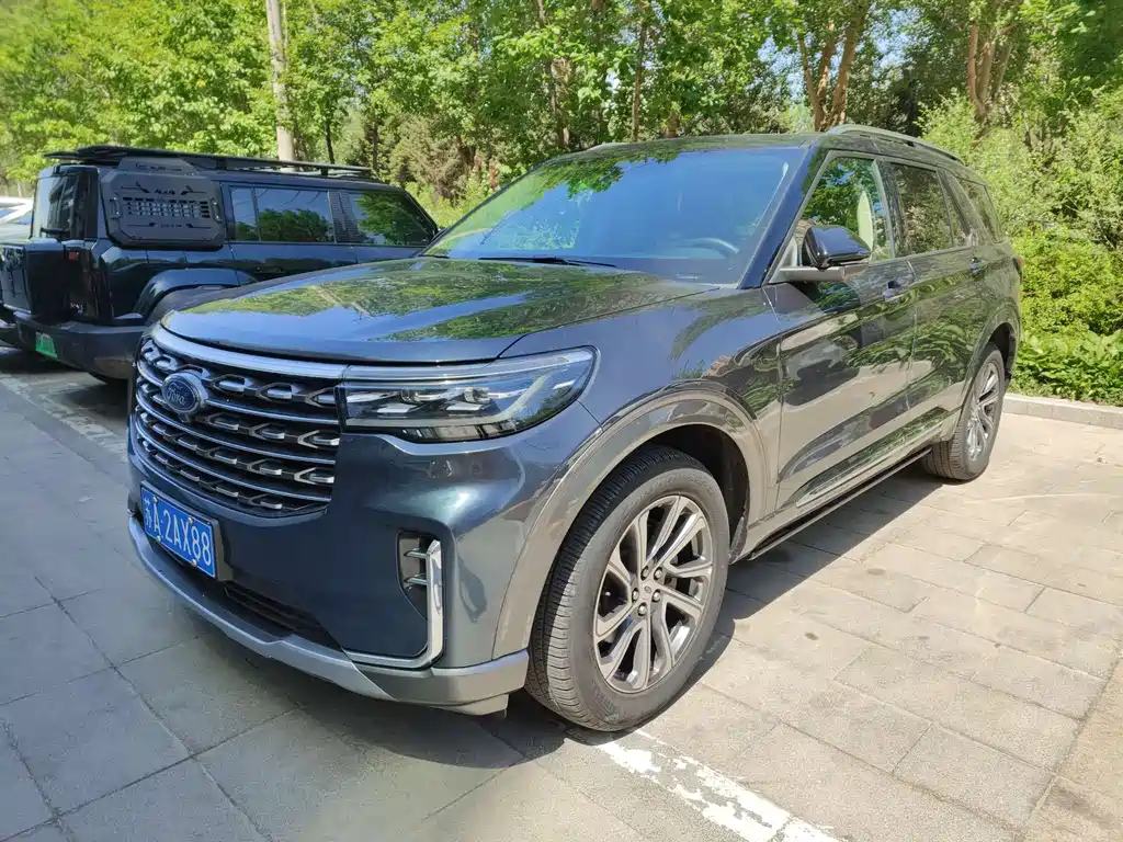 Ford Explorer 2023 — фото 1