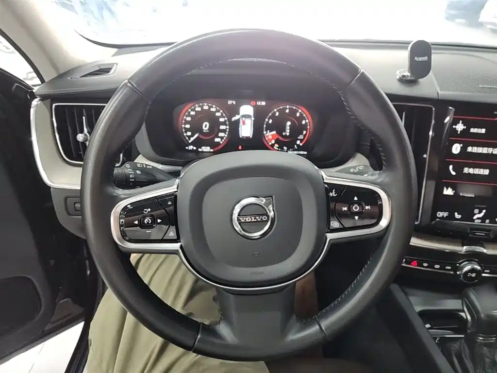 Volvo XC60 2020 — фото 11