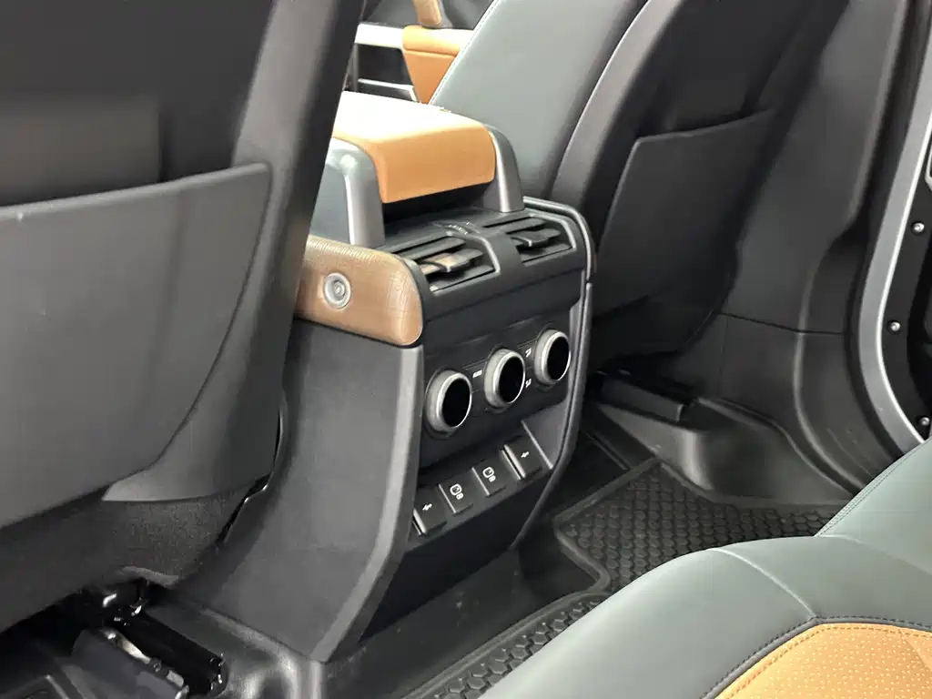 Land Rover Defender 2021 — фото 16