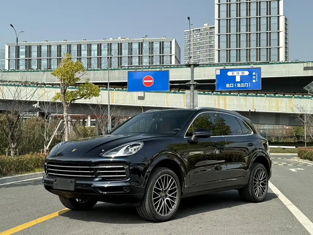 Porsche Cayenne 2022 — фото 1