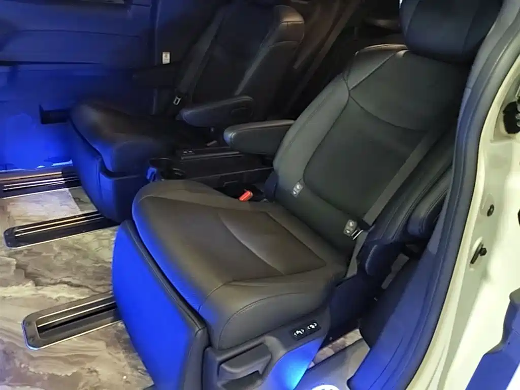 Toyota Sienna 2023 — фото 17