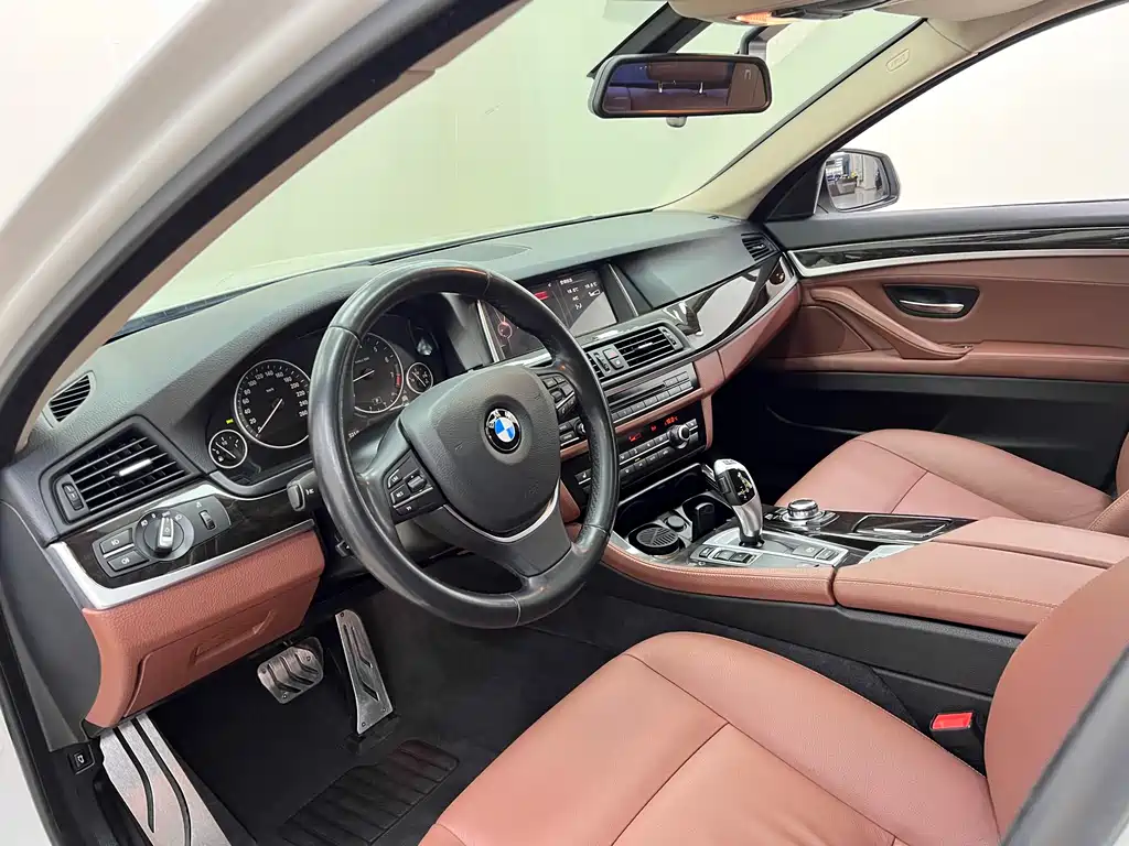 BMW 5 Series 2017 — фото 15