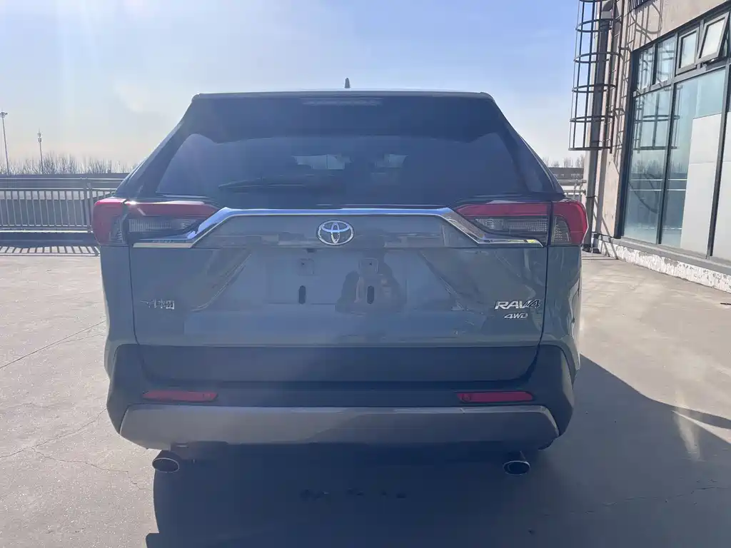 Toyota RAV4 2019 — фото 9