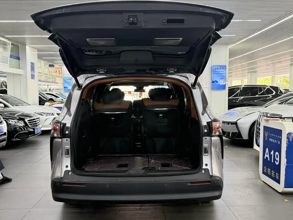 Toyota Sienna 2023 — фото 18
