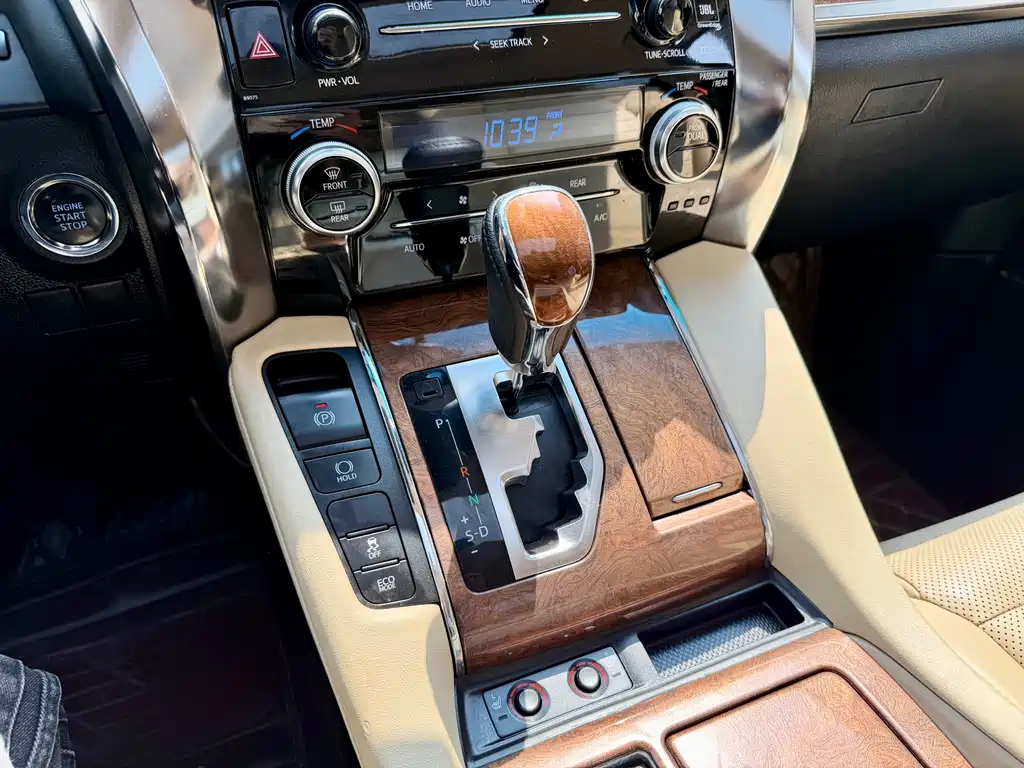 Toyota Alphard 2017 — фото 18