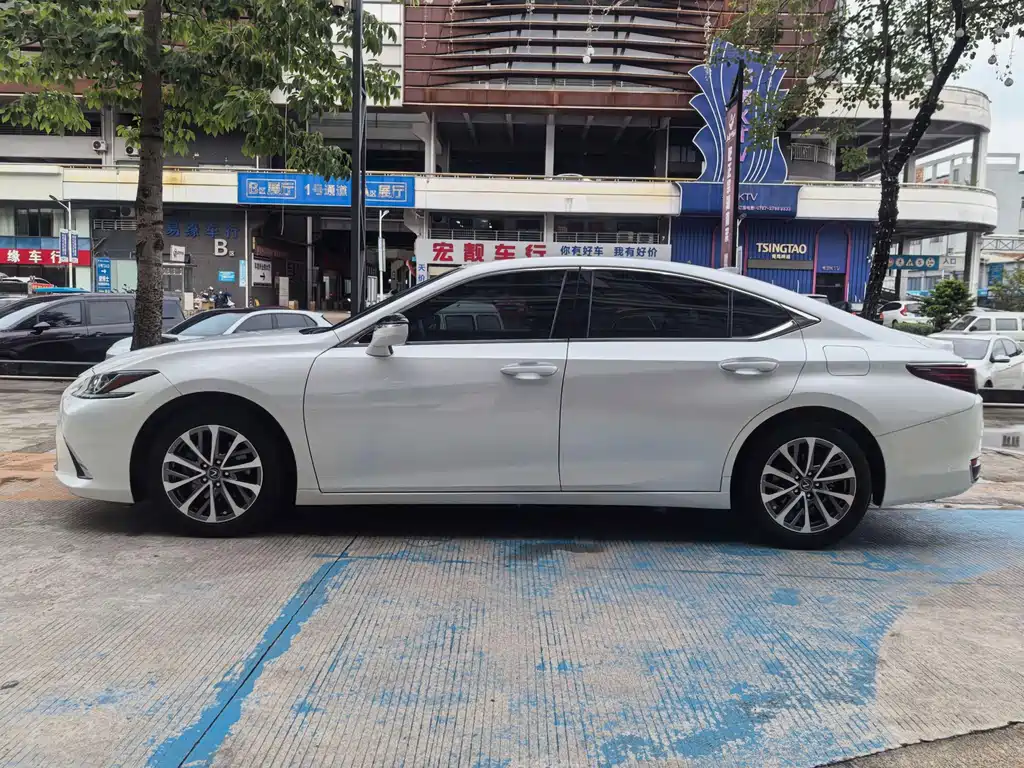 Lexus ES 2022