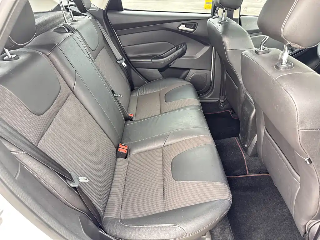 Ford Focus 2014 — фото 16