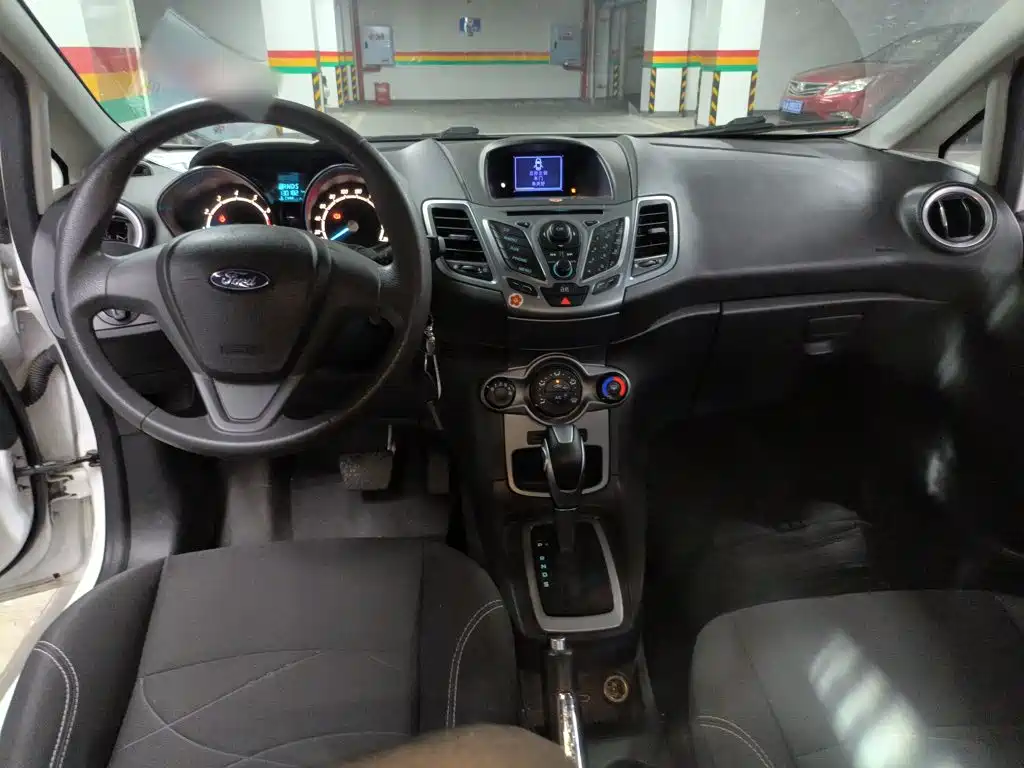 Ford Fiesta 2015 — фото 10