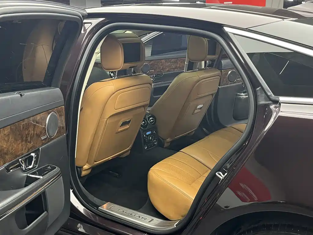 Jaguar XJ 2015 — фото 22
