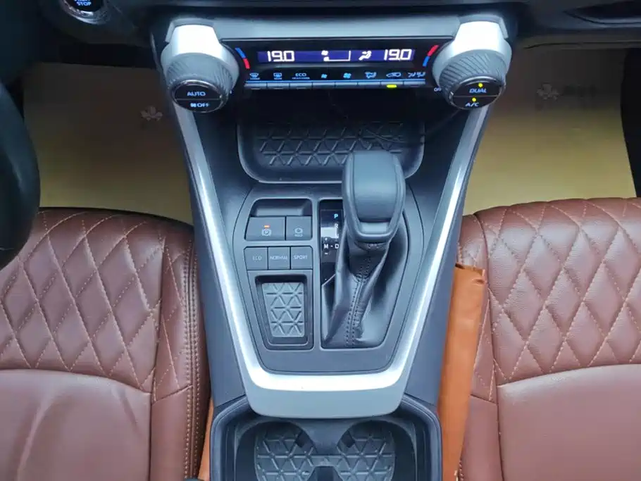 Toyota RAV4 2020 — фото 16