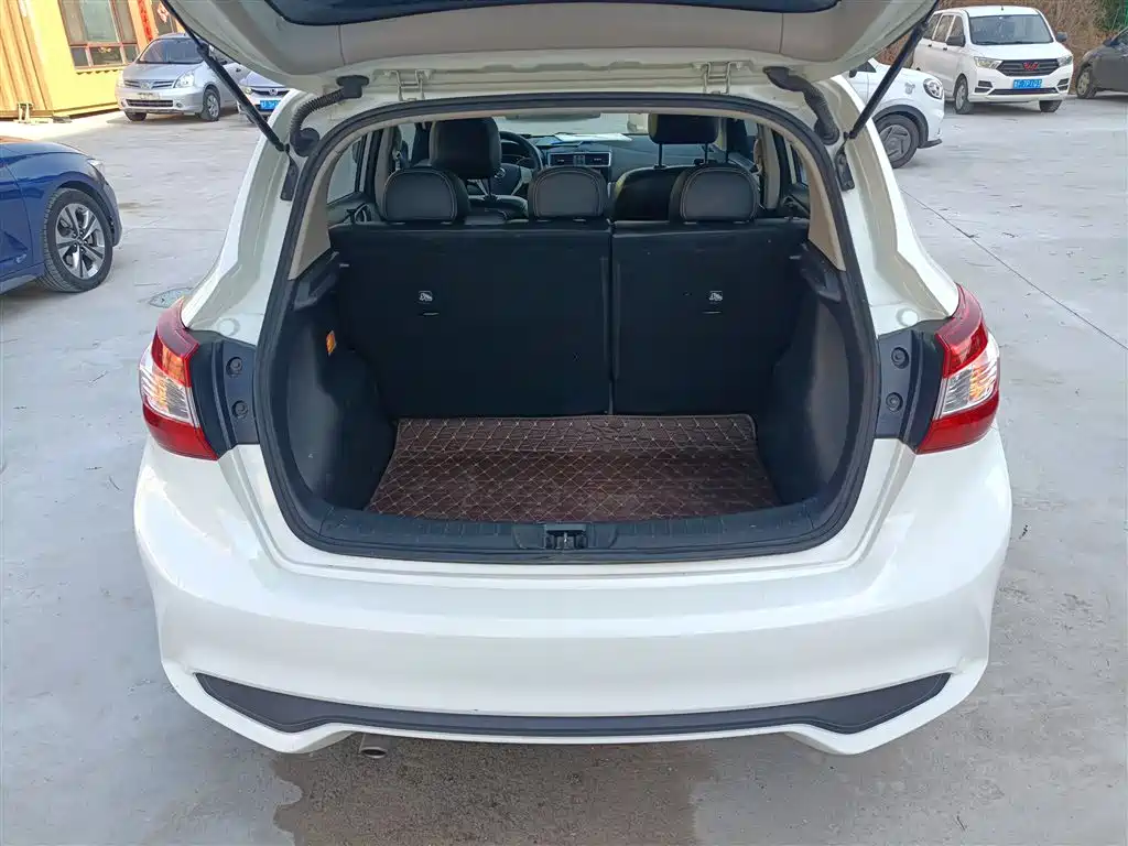Nissan Tiida 2017 — фото 15