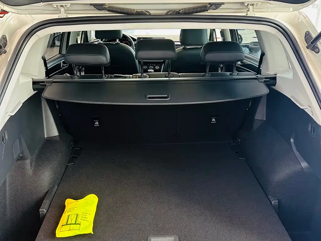 Volkswagen Tiguan L 2023 — фото 13