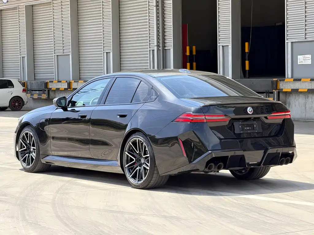 BMW M5 New Energy 2025 — фото 4