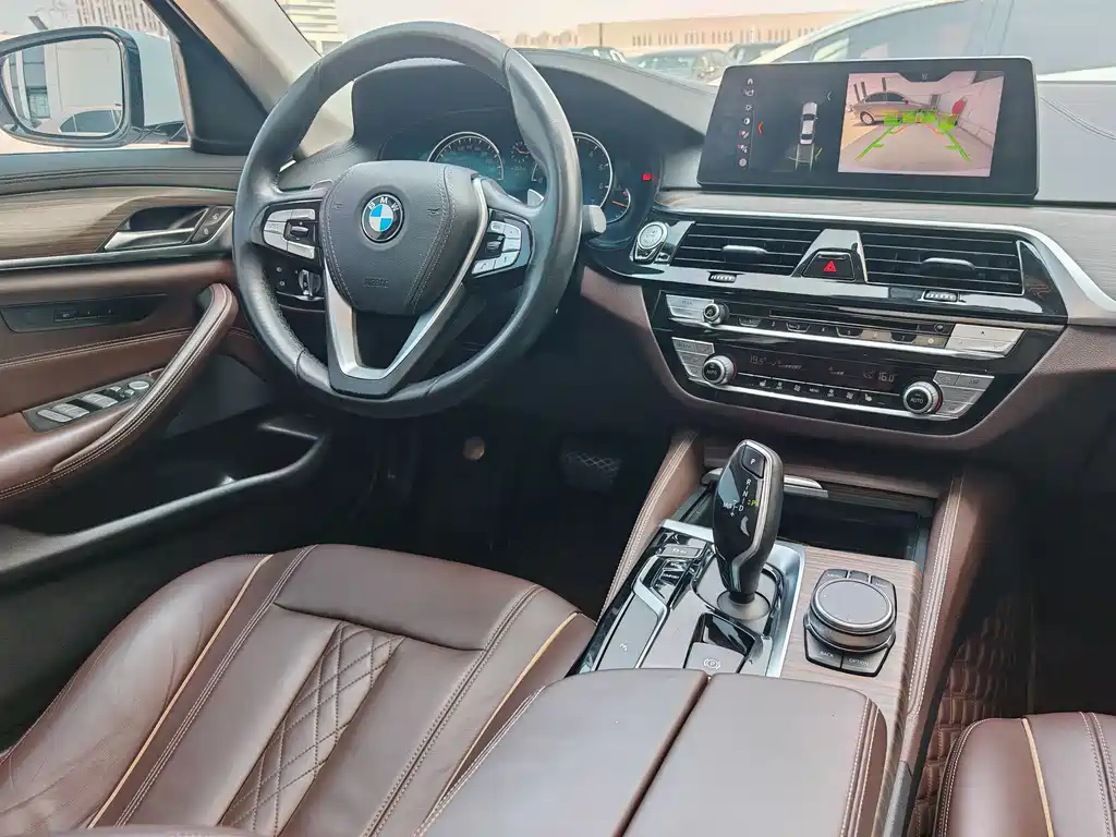 BMW 5 Series 2018 — фото 19