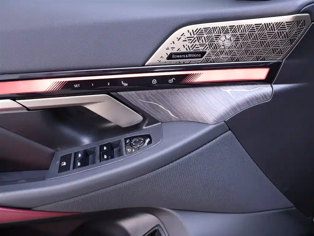 BMW 5 Series 2025 — фото 17