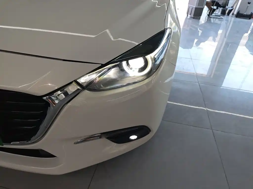 Mazda 3 Axela 2017 — фото 24