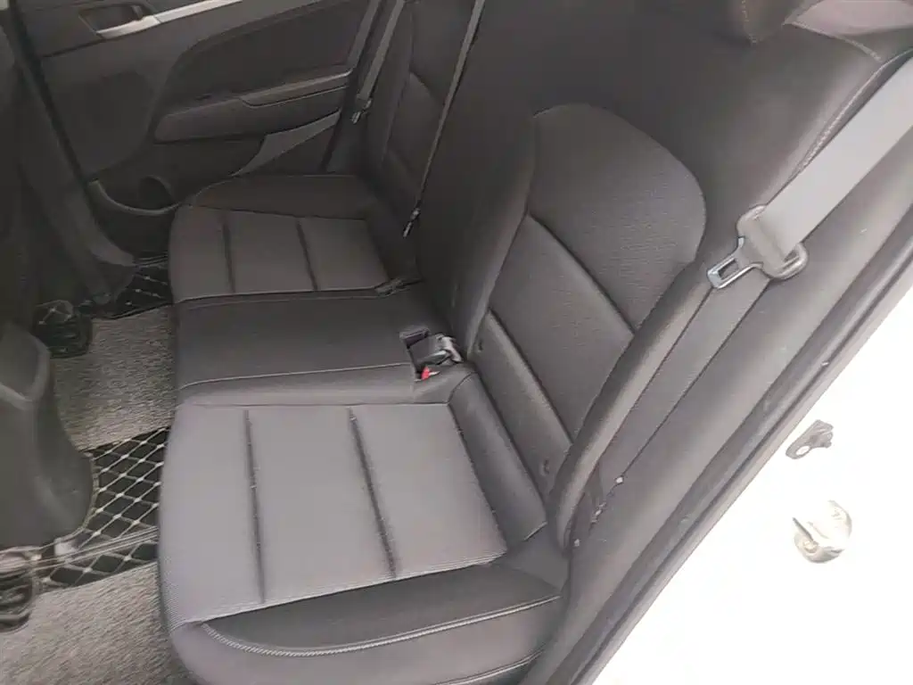 Hyundai Elantra 2017 — фото 17