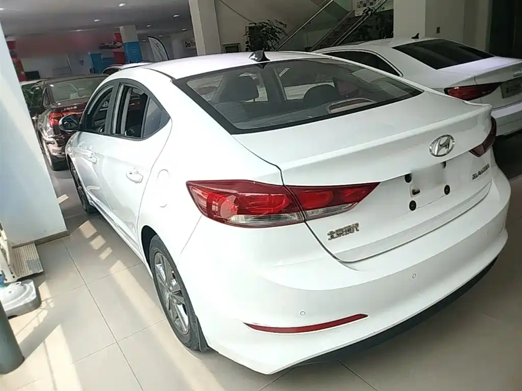 Hyundai Elantra 2017 — фото 5