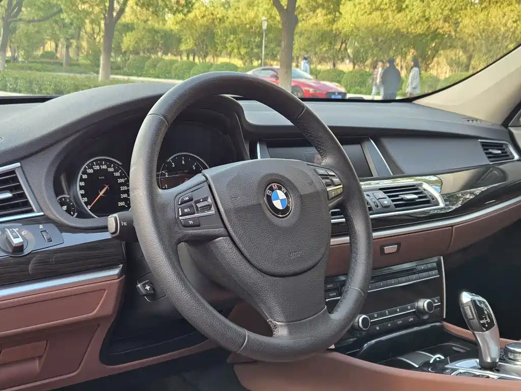 BMW 5 Series GT 2017 — фото 9