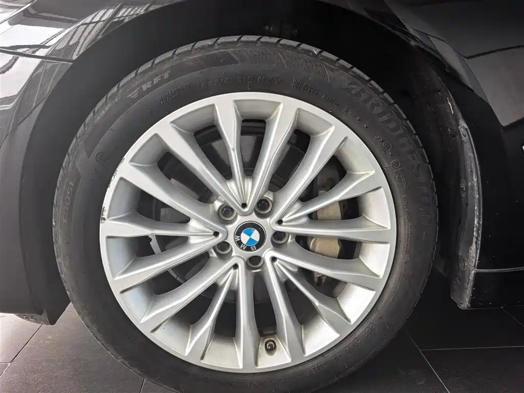 BMW 5 Series 2019 — фото 13