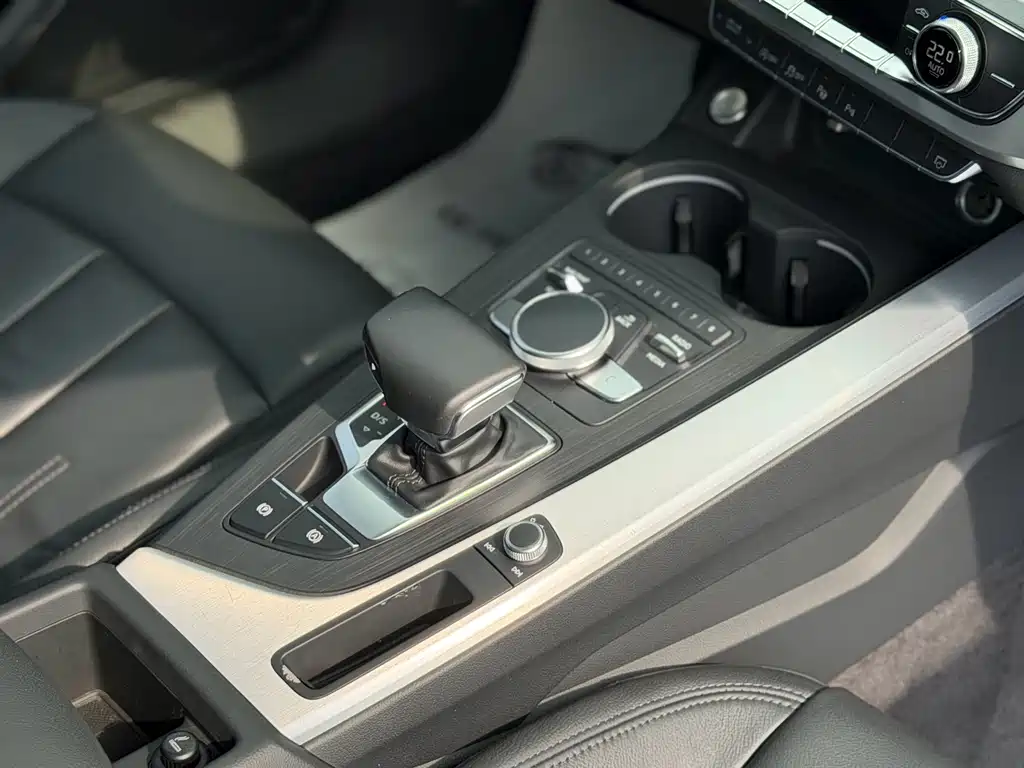 Audi A4L 2018 — фото 14