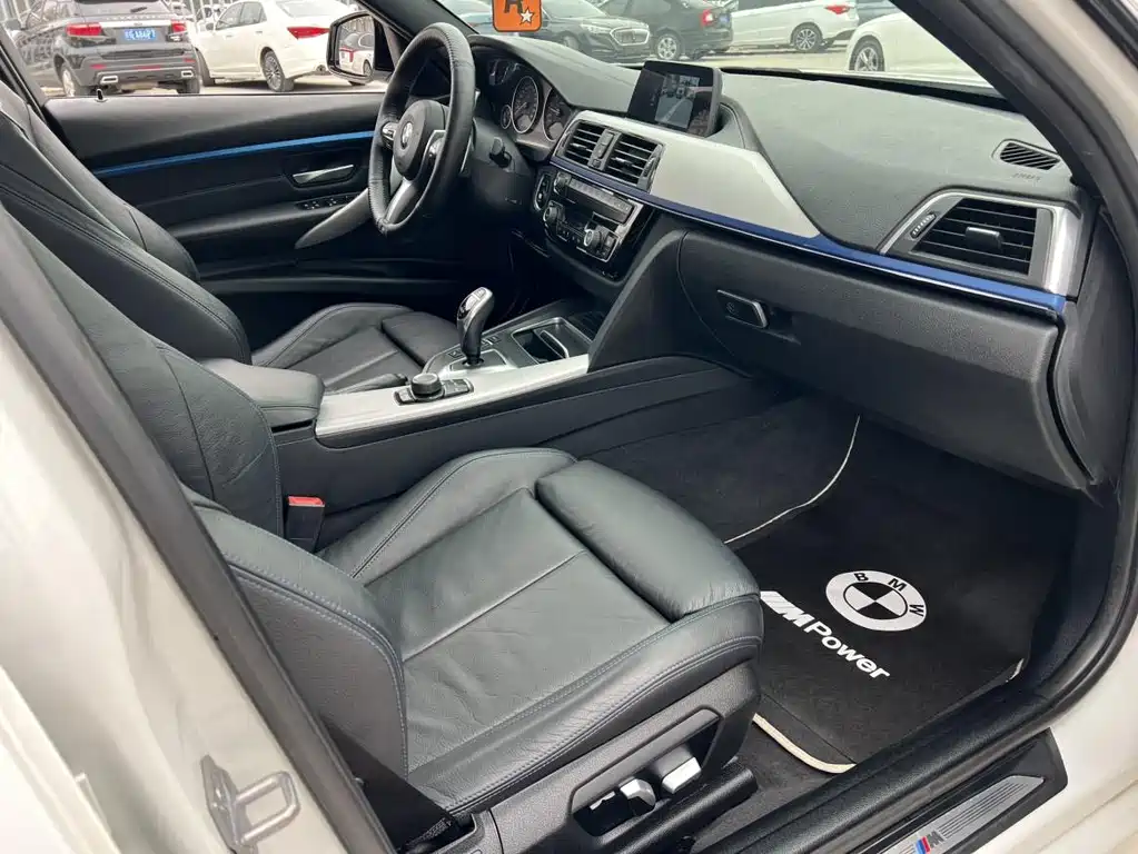 BMW 3 Series 2018 — фото 11