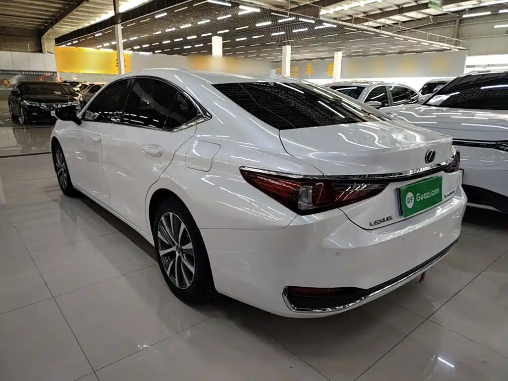 Lexus ES 2020