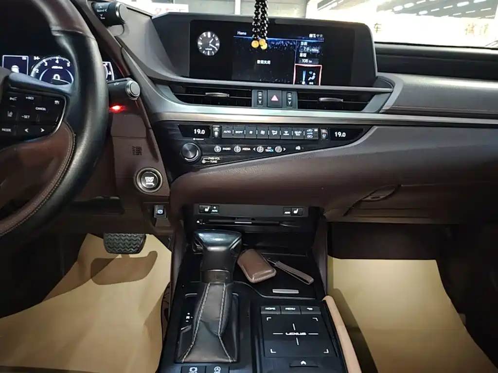 Lexus ES 2020 — фото 13