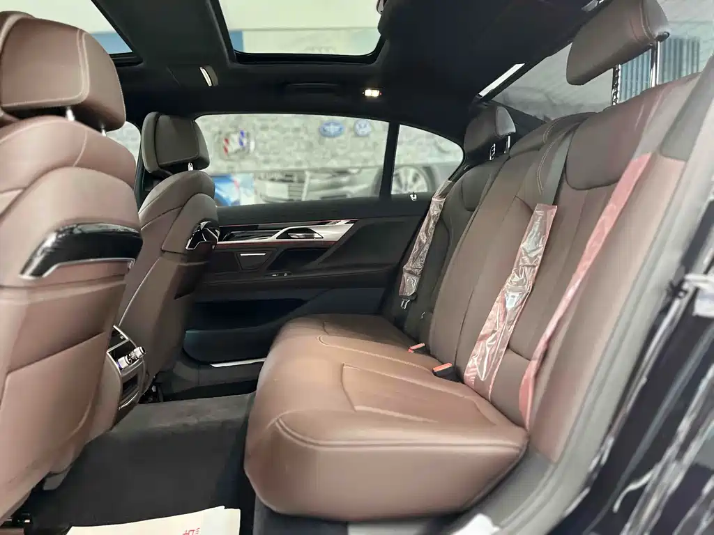 BMW 7 Series 2018 — фото 21