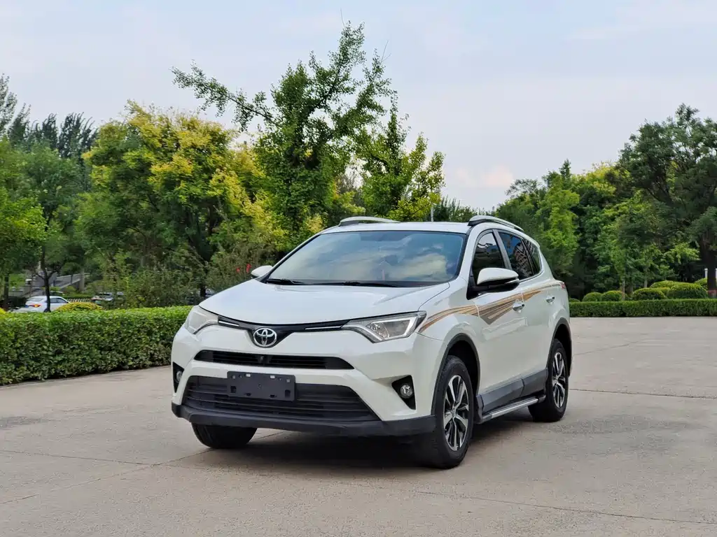Toyota RAV4 2017 — фото 1