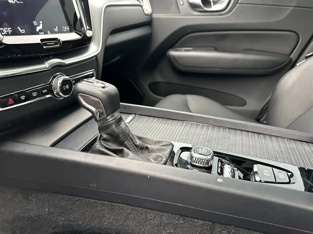 Volvo XC60 2019 — фото 15