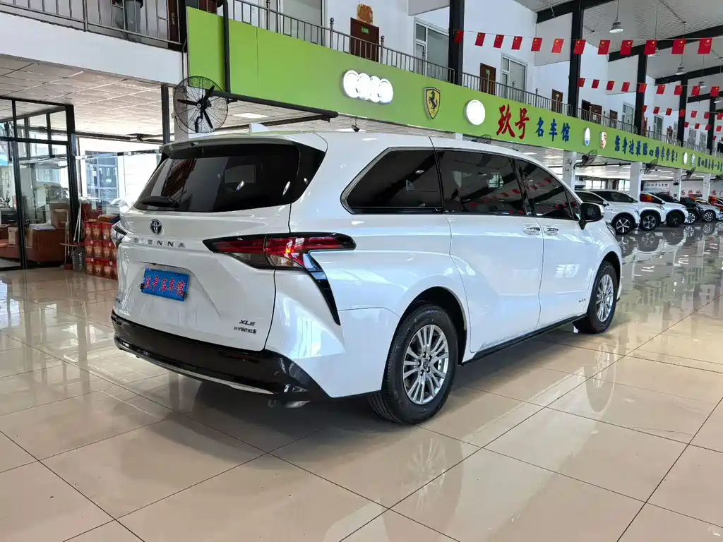 Toyota Sienna 2022 — фото 16