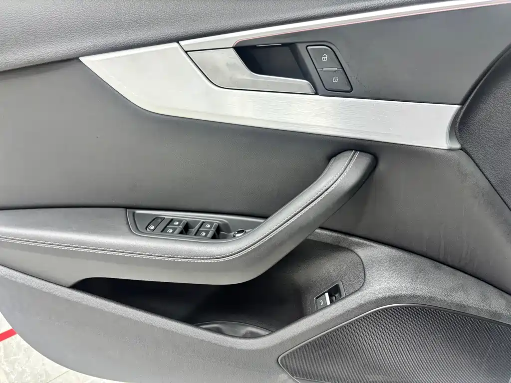 Audi A4L 2023 — фото 9