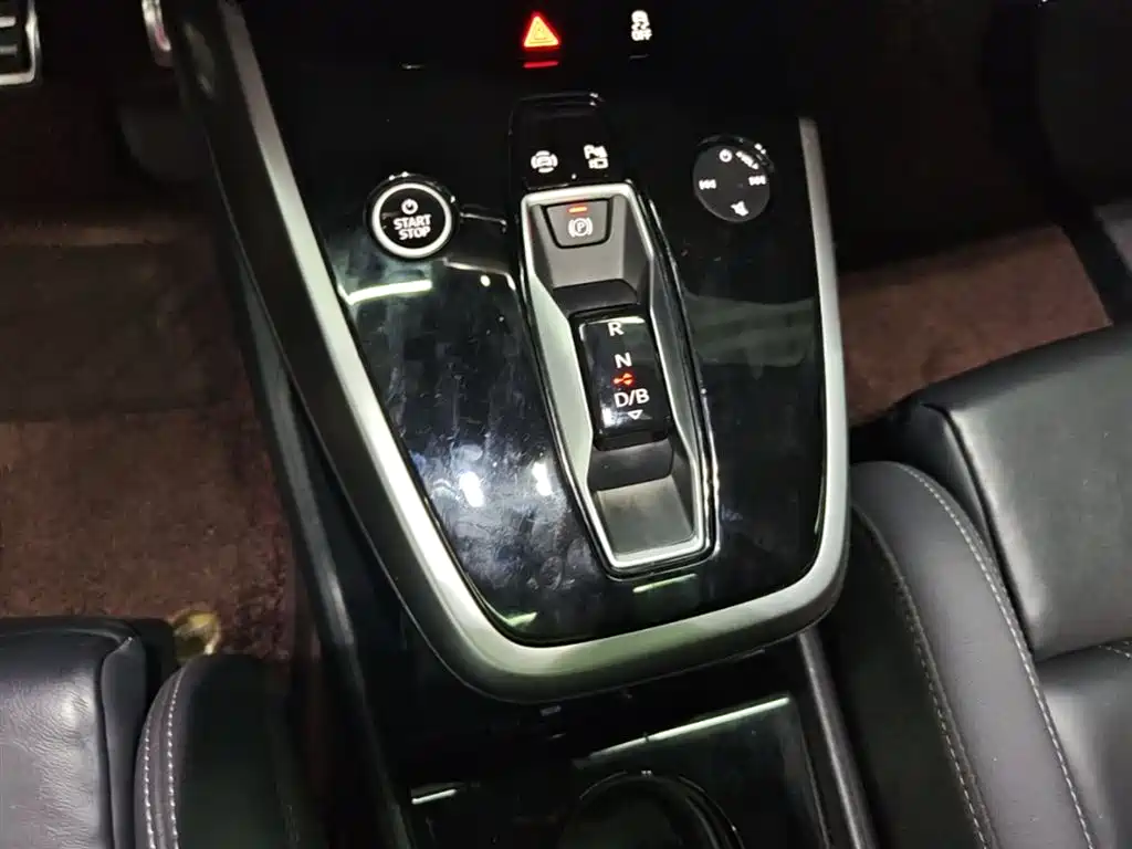 Audi Q4 e-tron 2023 — фото 14