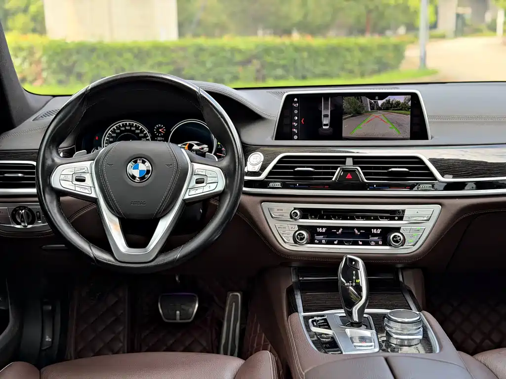 BMW 7 Series 2017 — фото 8