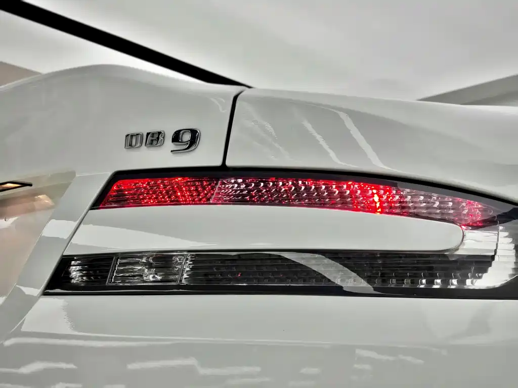 Aston Martin DB9 2013 — фото 8