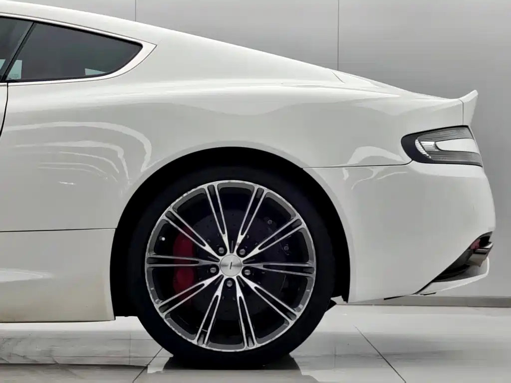 Aston Martin DB9 2013 — фото 9