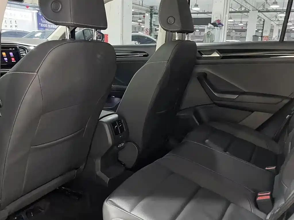 Volkswagen T-Roc 2023 — фото 5