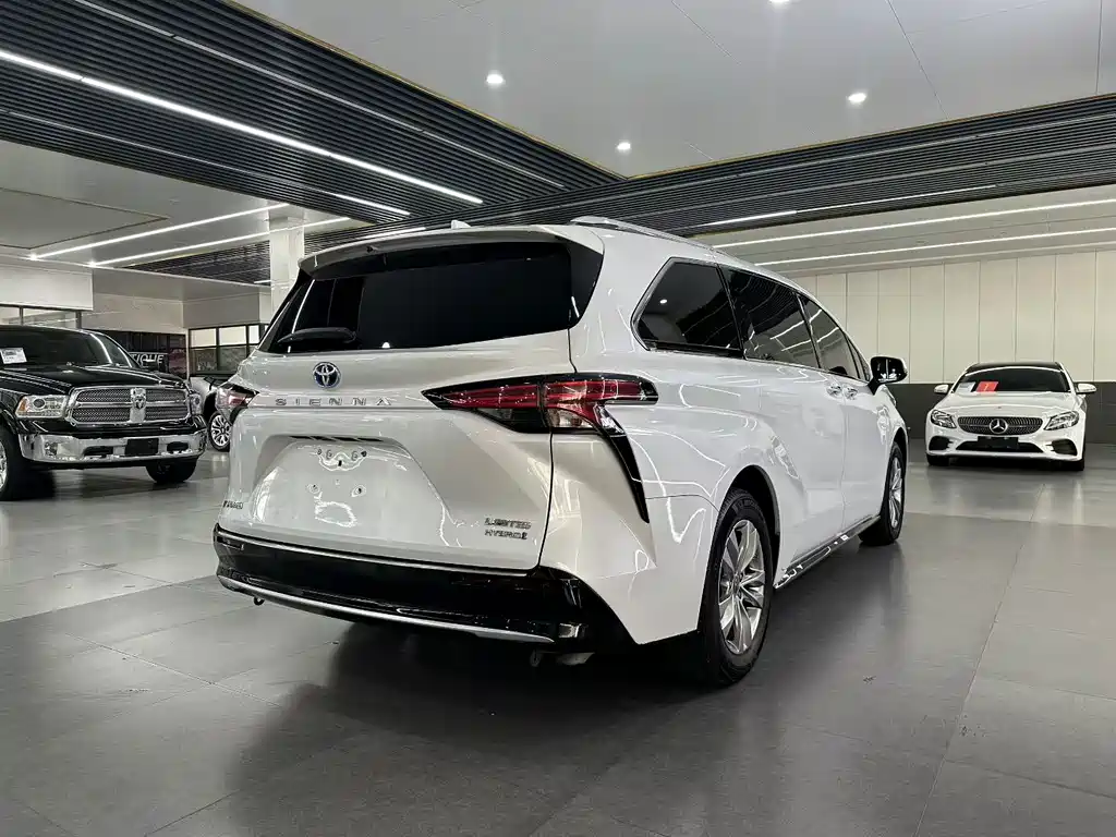 Toyota Sienna 2022 — фото 9
