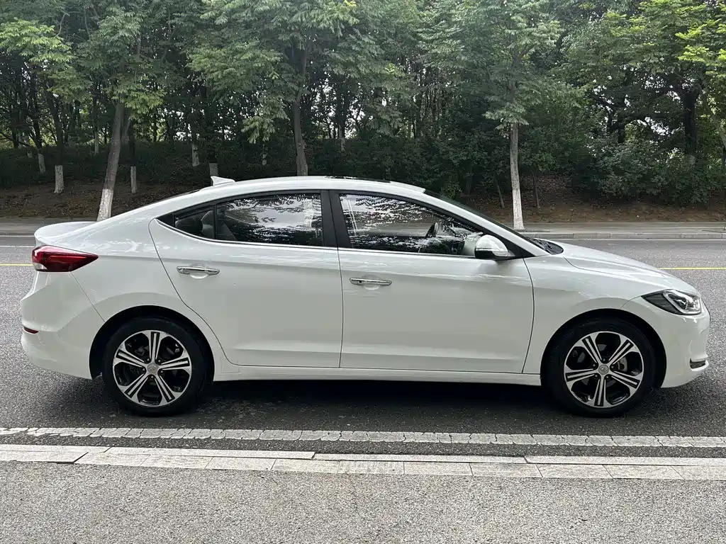 Hyundai Elantra 2019 — фото 9