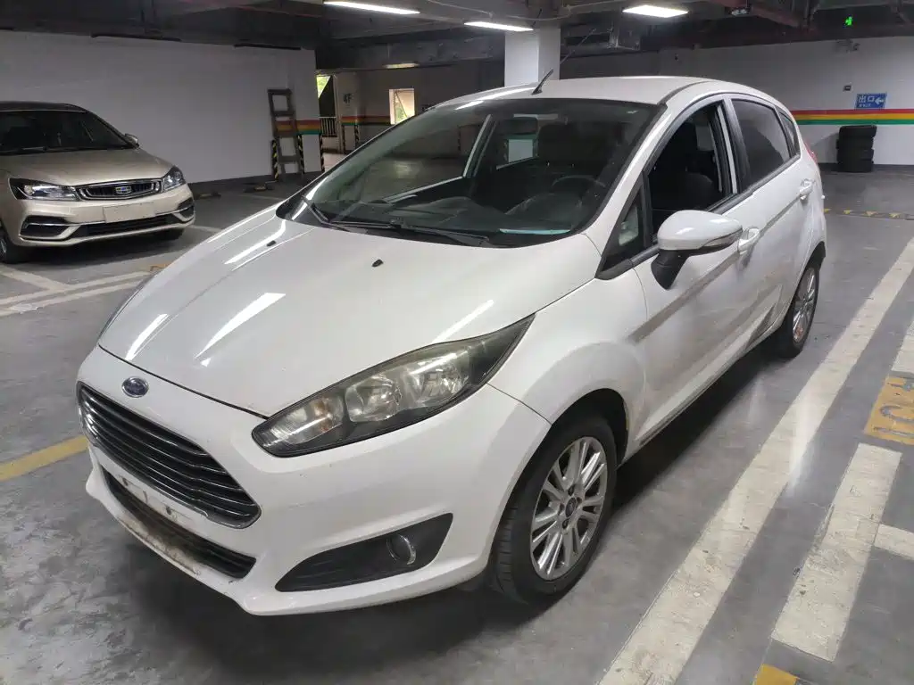 Ford Fiesta 2015 — фото 1